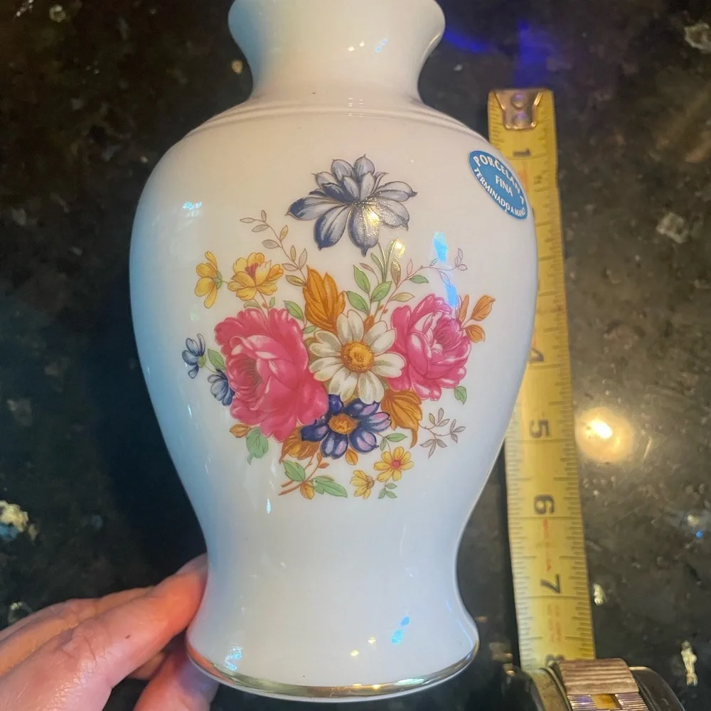White and Gold Accent Vase with Classic Curved Design